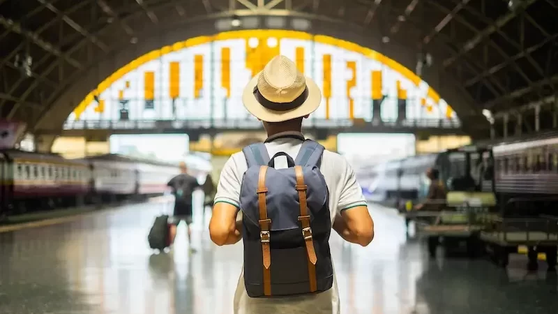 viajante-jovem-com-mochila-esperando-trem
